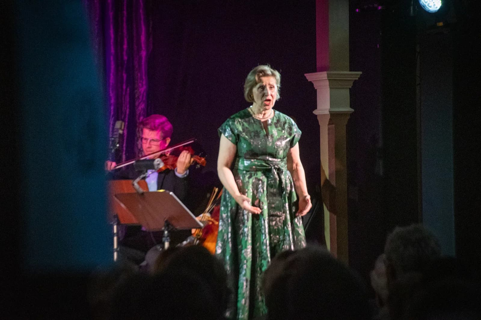 Ann-Christine Larsson sjunger solo i Societetshuset på Marstrand, med stråkmusiker bakom sig