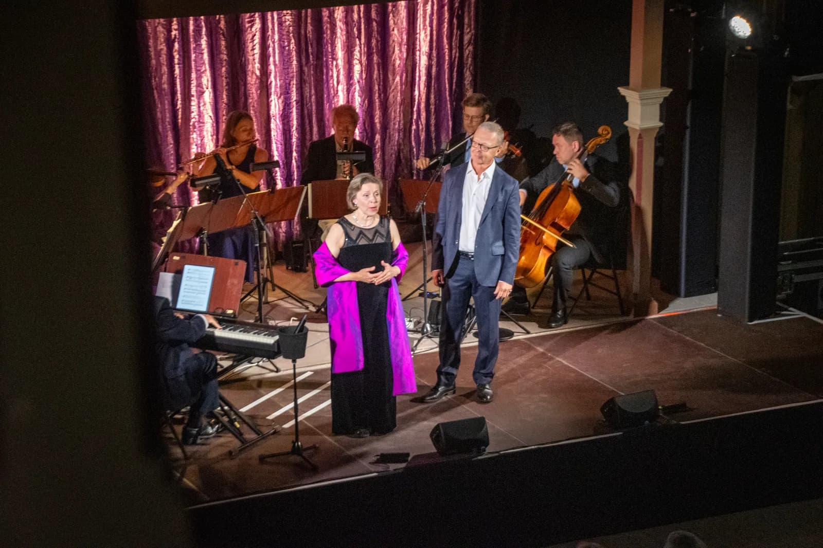 Ann-Christine Larsson och Tomas Lind på scenen i Societetshuset på Marstrand, med ensemblen bakom sig