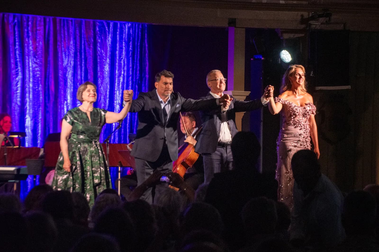Ann-Christine Larsson, Marco Stella, Tomas Lind och Karin Funk tackar publiken efter sommarkonserten i Societetshuset på Marstrand